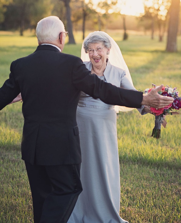 Брачен пар ја фотографира својата венчавка по одминати 70 години, а љубовта е сѐ уште присутна