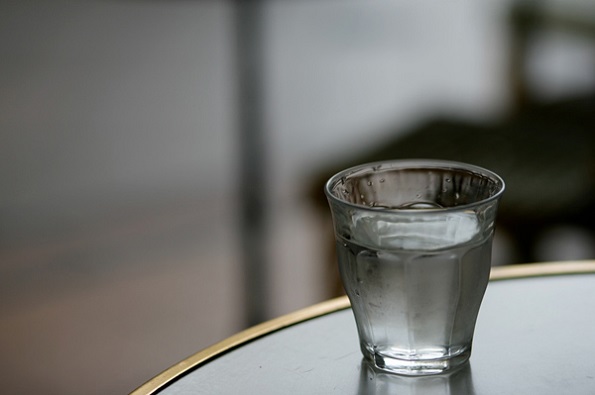 Откријте ја негативната енергија во вашиот дом со помош на една чаша вода