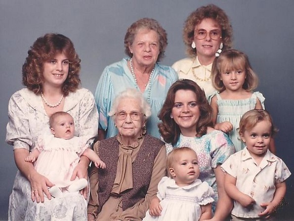 Различни генерации на една фотографија: Семејни портрети кои ќе ве разнежнат