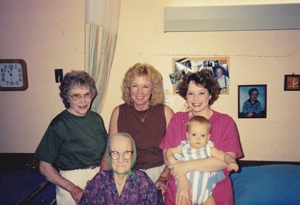 Различни генерации на една фотографија: Семејни портрети кои ќе ве разнежнат