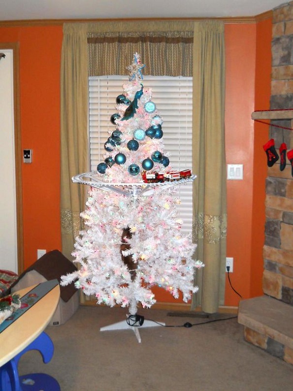 Забавни и креативни начини да ја заштитите новогодишната елка од вашите домашни миленици