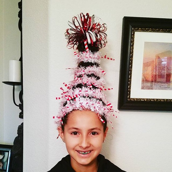 Нов бизарен, но забавен тренд за убавина: Фризура во форма на новогодишна елка