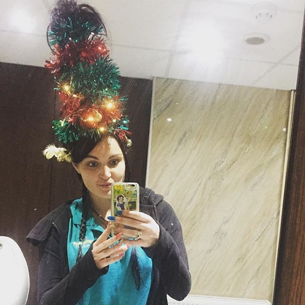 Нов бизарен, но забавен тренд за убавина: Фризура во форма на новогодишна елка