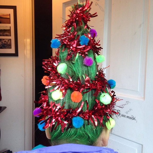 Нов бизарен, но забавен тренд за убавина: Фризура во форма на новогодишна елка