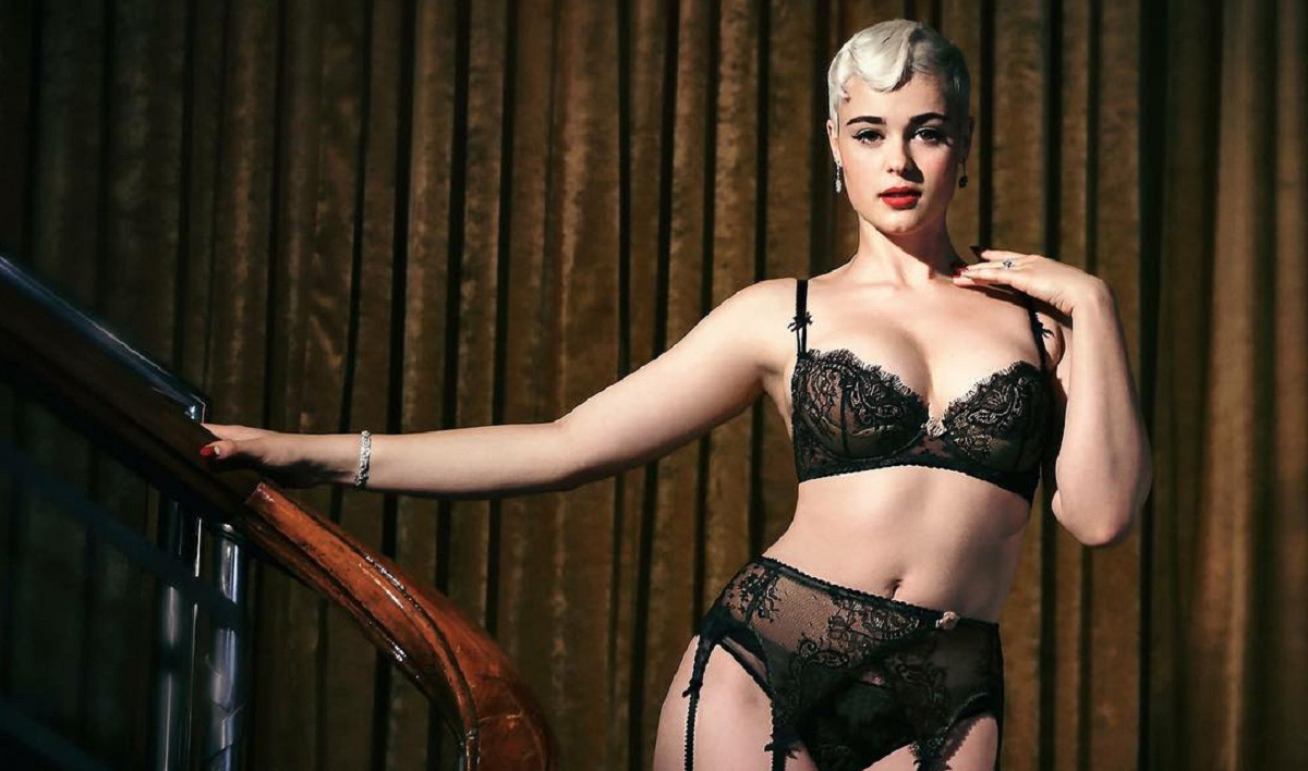 Девојка која ги руши стереотипите во модната индустрија со нејзината прекрасна фигура