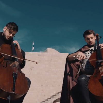 2CELLOS го свират саундтракот од „Game of Thrones“ во прекрасниот Дубровник