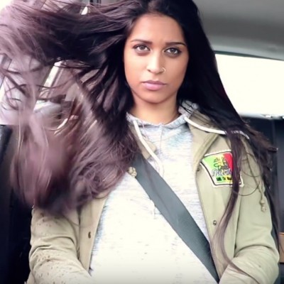 Погледнете ги проблемите на девојките со долга коса во ова урнебесно видео