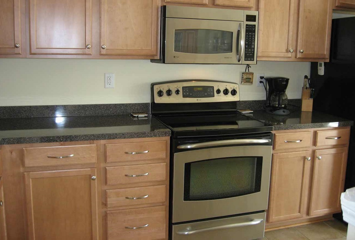 Речиси никој не ја користи за тоа: Знаете ли за што служи фиоката под рерната на вашиот шпорет?