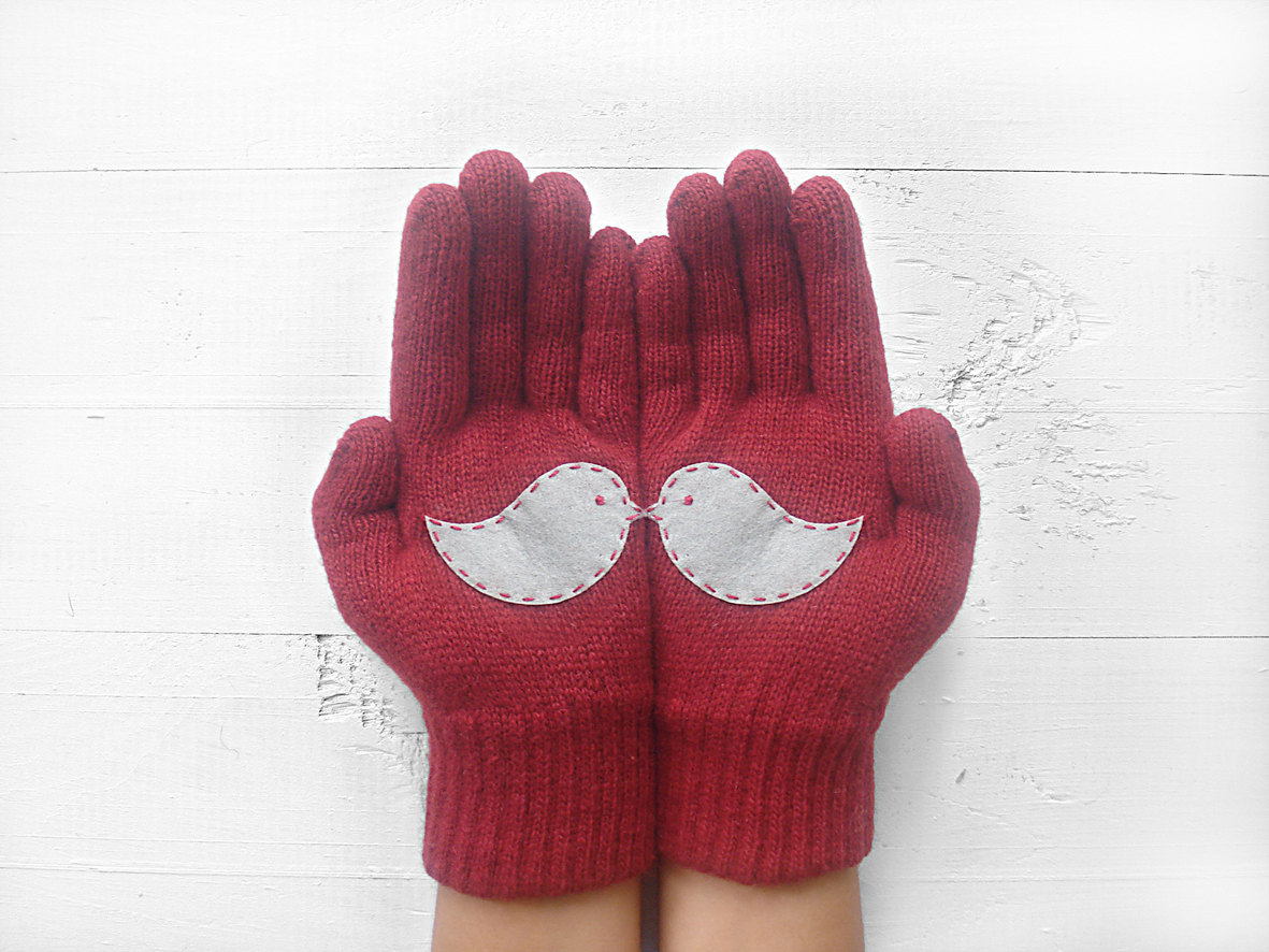 Слатки плетени ракавици кои откриваат прекрасни слики откако ќе се постават заедно