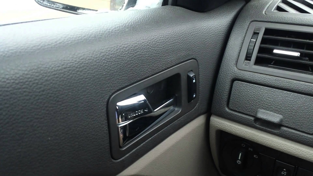 Знаете ли зошто секогаш треба да ја отворате вратата на вашиот автомобил со десна рака?