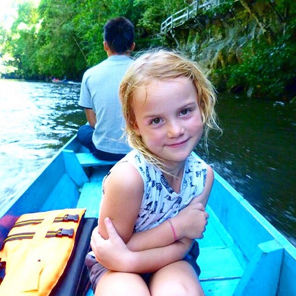 Една мајка ја напуштила нејзината работа за да прошета низ светот со нејзината 5-годишна ќерка