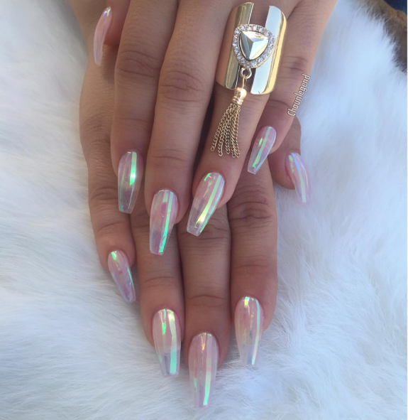 10-manikir-inspiriran-od-staklenite-chevlichki-na-pepelashka-www.kafepauza.mk_