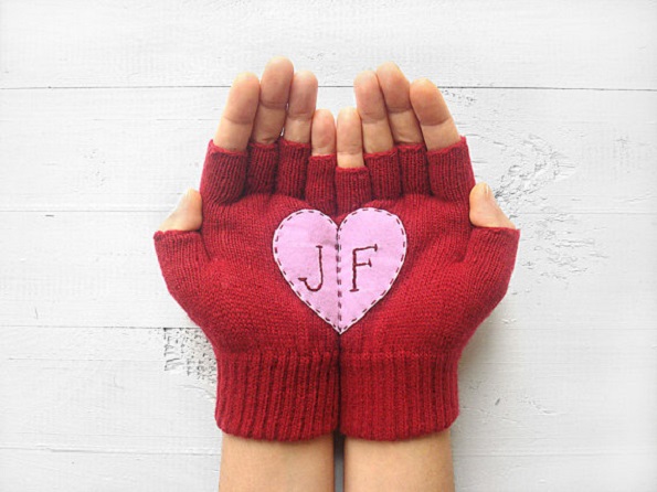 Слатки плетени ракавици кои откриваат прекрасни слики откако ќе се постават заедно