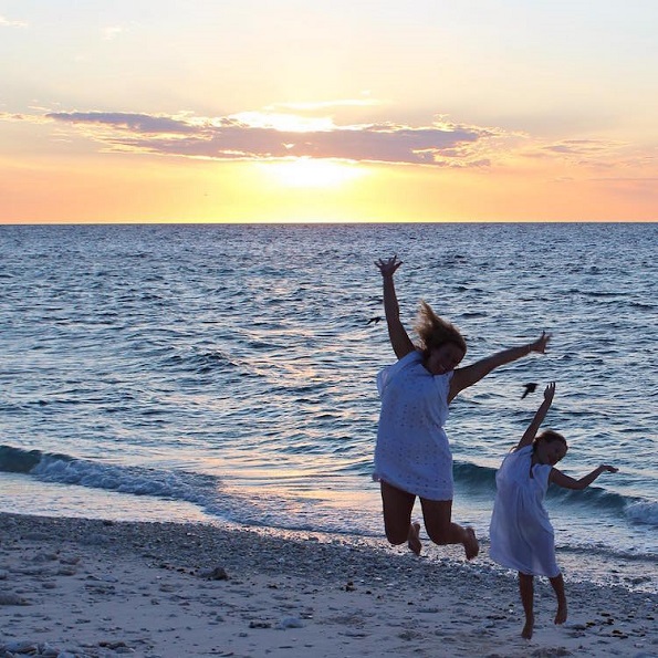 Една мајка ја напуштила нејзината работа за да прошета низ светот со нејзината 5-годишна ќерка