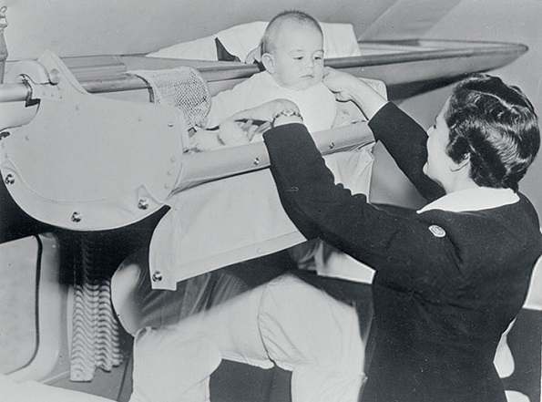 Фотографии од 50-тите години откриваат како патувале бебињата во минатото во авионите
