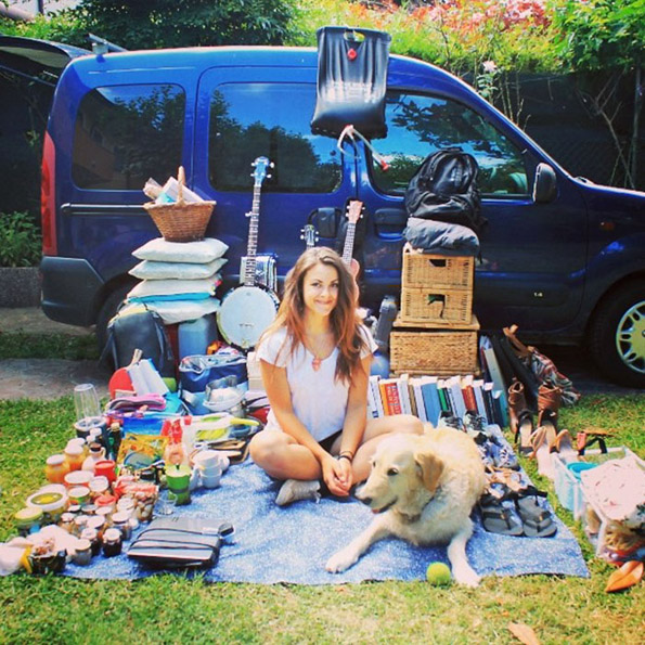 Креативна девојка го преуредила старото комбе за да патува низ светот со нејзиното куче