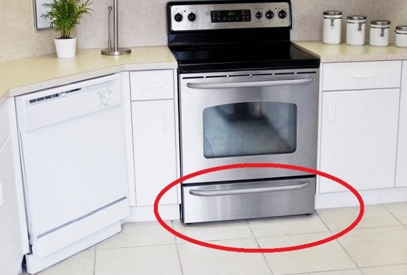 Речиси никој не ја користи за тоа: Знаете ли за што служи фиоката под рерната на вашиот шпорет?