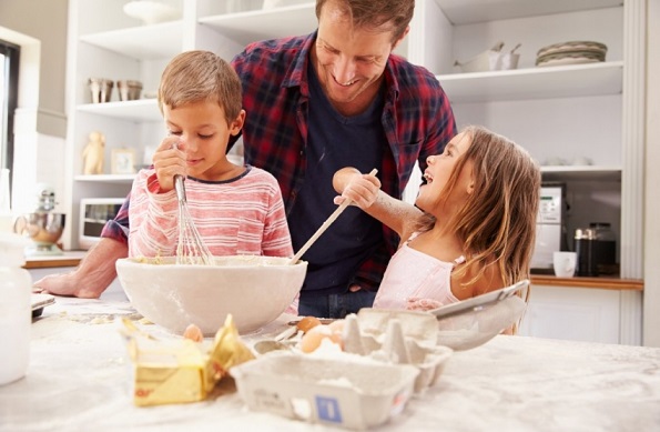 Татко на шест деца одредил правила за чистење: Кај нив секогаш сѐ е средено!