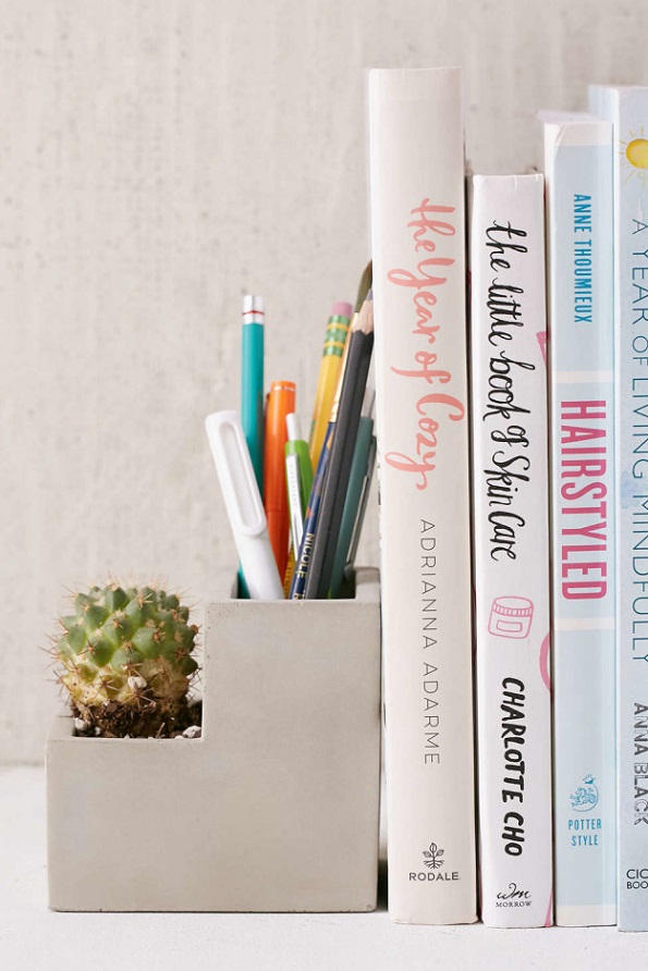 Интересни и необични начини да ги организирате книгите во вашиот дом