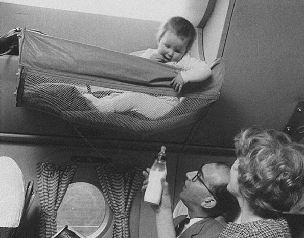 Фотографии од 50-тите години откриваат како патувале бебињата во минатото во авионите