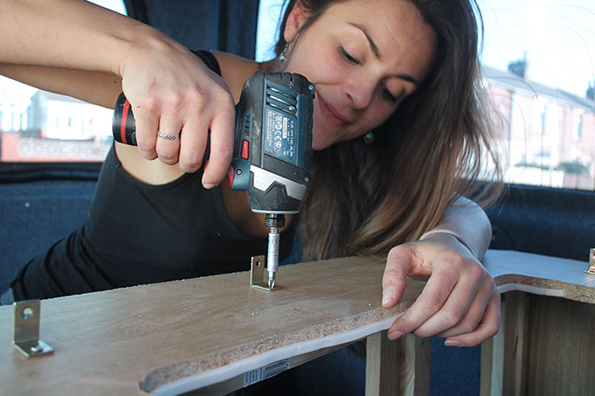 Креативна девојка го преуредила старото комбе за да патува низ светот со нејзиното куче