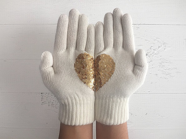 Слатки плетени ракавици кои откриваат прекрасни слики откако ќе се постават заедно