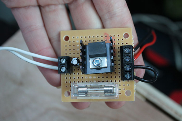 Креативна девојка го преуредила старото комбе за да патува низ светот со нејзиното куче