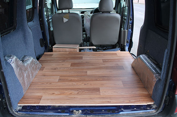 Креативна девојка го преуредила старото комбе за да патува низ светот со нејзиното куче