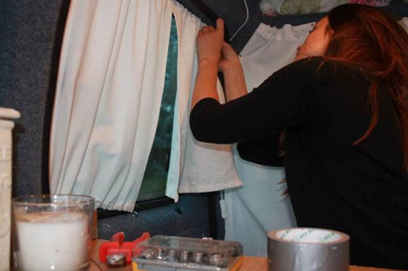 Креативна девојка го преуредила старото комбе за да патува низ светот со нејзиното куче