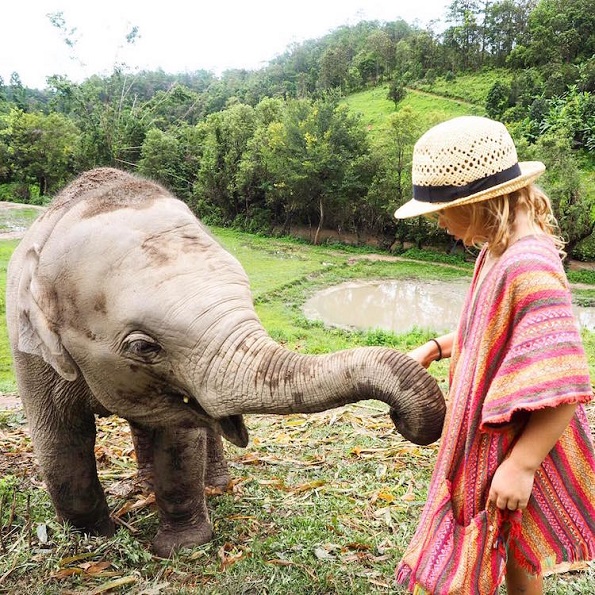 Една мајка ја напуштила нејзината работа за да прошета низ светот со нејзината 5-годишна ќерка