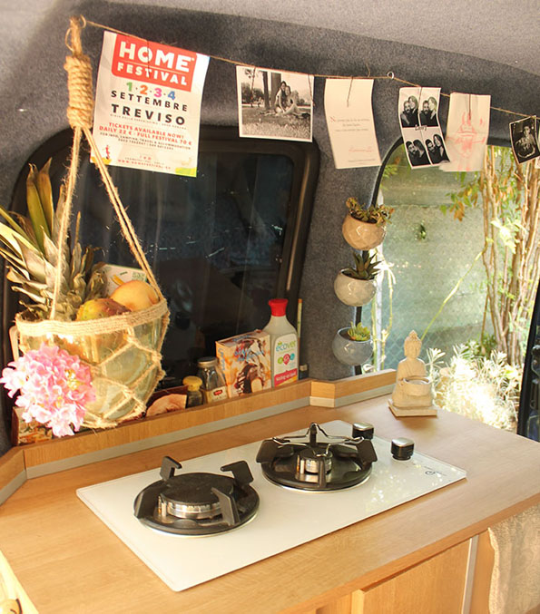 Креативна девојка го преуредила старото комбе за да патува низ светот со нејзиното куче