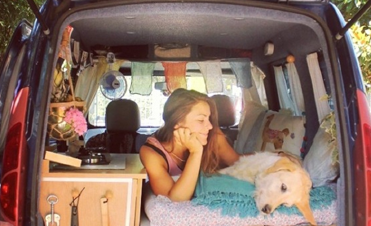 Креативна девојка го преуредила старото комбе за да патува низ светот со нејзиното куче