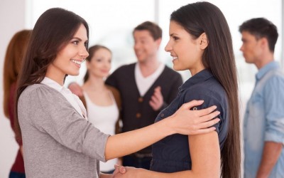 9 психолошки трикови кои ќе ви помогнат да ги привлечете сите луѓе околу вас