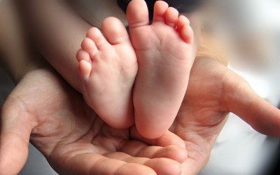 Дали вашето бебе плаче без причина? Проверете му ги стапалата!