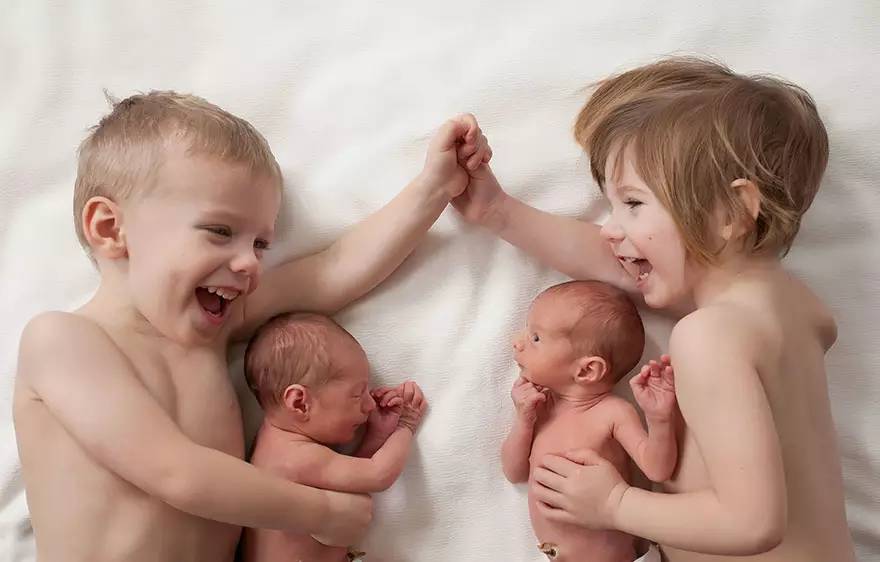 Ќе ви го стоплат срцето: Мајка споделува фотографии од нивните два пара близнаци