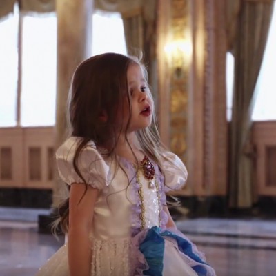 Неодоливо 4-годишно девојче ја пее песната „Tale As Old As Time“ од „Убавицата и ѕверот“