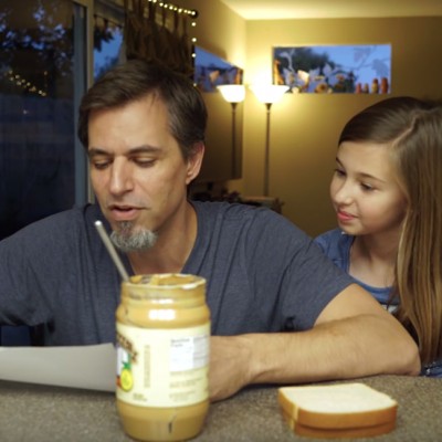 Погледнете го овој татко кој прави сендвич следејќи ги инструкциите на неговите деца од збор до збор