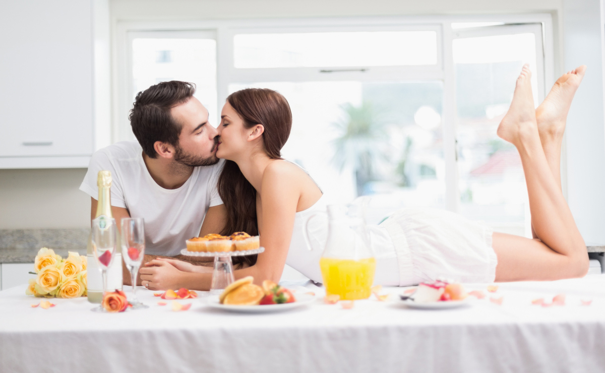 За сите мрзливи парови: Како да го поминете Денот на вљубените во домашна атмосфера?