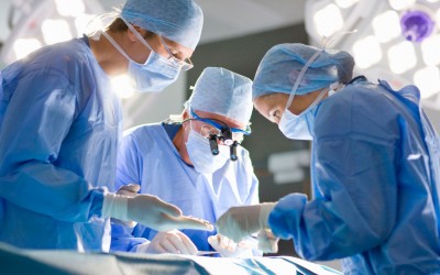 Зошто хирурзите носат зелени и сини мантили? Вистинската причина е од големо значење!