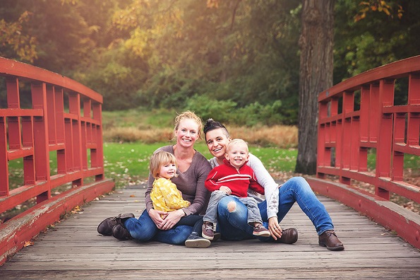 Ќе ви го стоплат срцето: Мајка споделува фотографии од нивните два пара близнаци