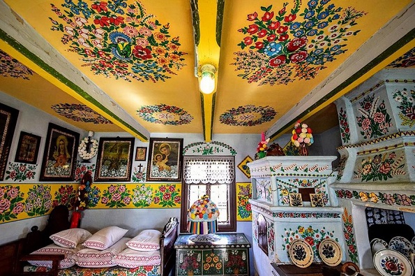 Вреди да се посети: Мало село во Полска каде што сѐ е покриено со цртежи од разнобојни цвеќиња