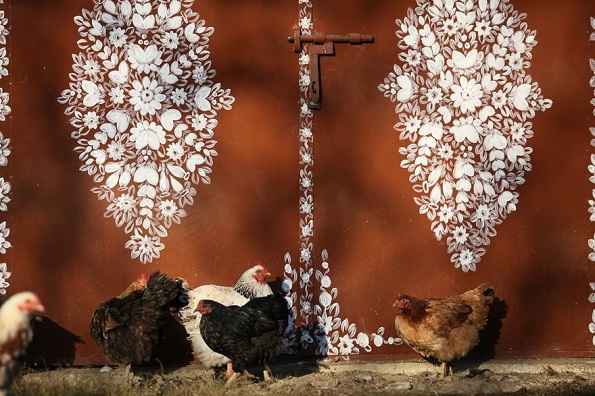 Вреди да се посети: Мало село во Полска каде што сѐ е покриено со цртежи од разнобојни цвеќиња