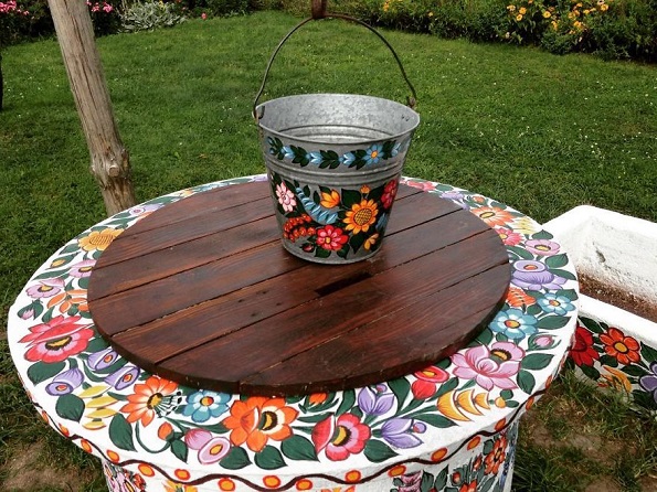 Вреди да се посети: Мало село во Полска каде што сѐ е покриено со цртежи од разнобојни цвеќиња