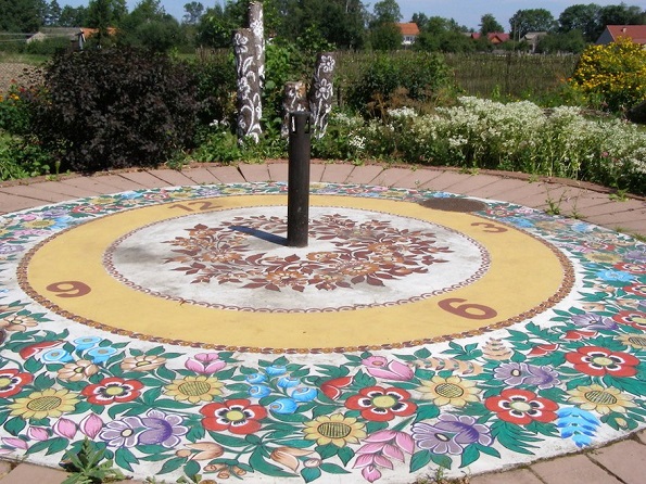 Вреди да се посети: Мало село во Полска каде што сѐ е покриено со цртежи од разнобојни цвеќиња