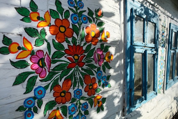 Вреди да се посети: Мало село во Полска каде што сѐ е покриено со цртежи од разнобојни цвеќиња