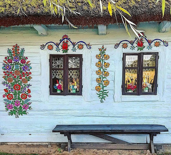 Вреди да се посети: Мало село во Полска каде што сѐ е покриено со цртежи од разнобојни цвеќиња