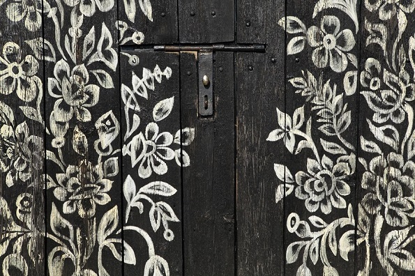 Вреди да се посети: Мало село во Полска каде што сѐ е покриено со цртежи од разнобојни цвеќиња