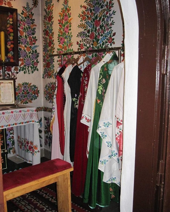 Вреди да се посети: Мало село во Полска каде што сѐ е покриено со цртежи од разнобојни цвеќиња