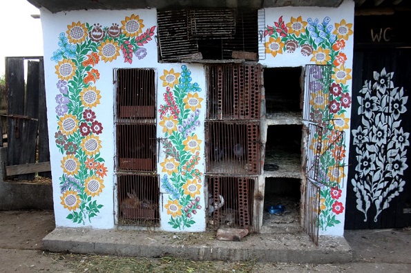 Вреди да се посети: Мало село во Полска каде што сѐ е покриено со цртежи од разнобојни цвеќиња