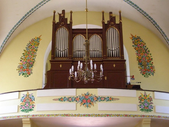 Вреди да се посети: Мало село во Полска каде што сѐ е покриено со цртежи од разнобојни цвеќиња